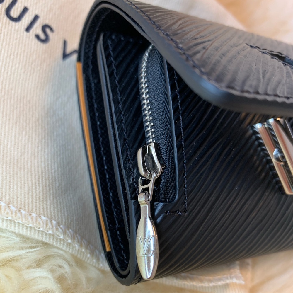 Not for sale*** Authentic Louis Vuitton compact - Picture 5 of 7